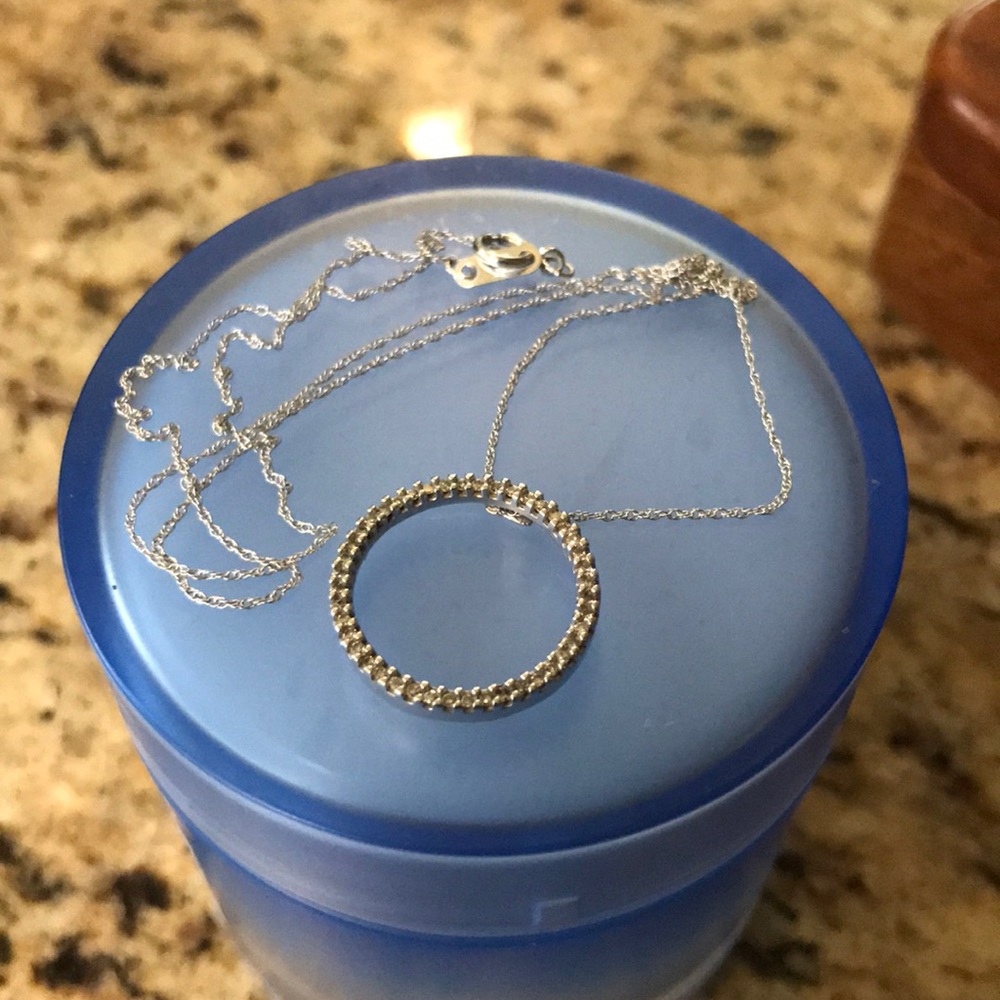 Kay jewelers round diamond pendant necklace. 10k